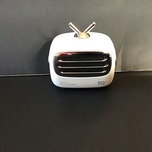 NIB CLAW A2 Retro Portable Bluetooth Speaker with Accessories